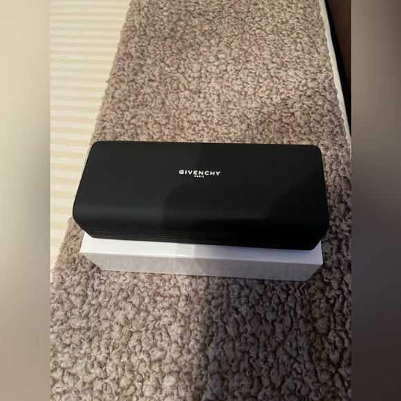 NEW IN BOX | Women’s Givenchy 55MM Oversized Round Tortoiseshell Sunglasses - Picture 9 of 9